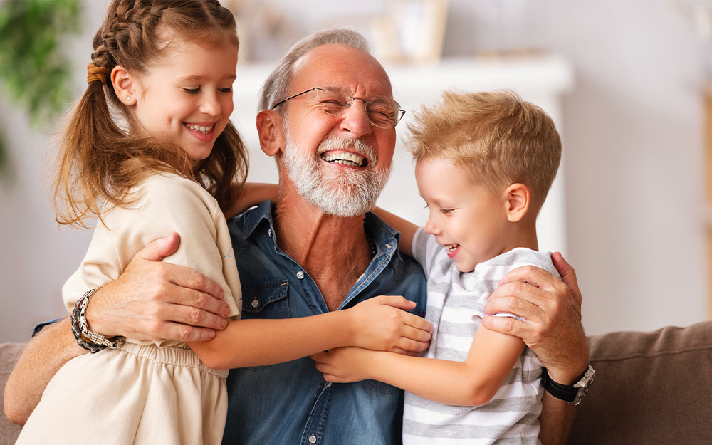 Grand père riant avec ses petits enfants